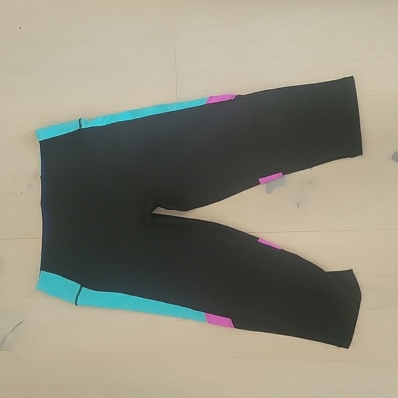 Victoria's Secret Pants - Victoria's Secret Sport yoga cropped pants